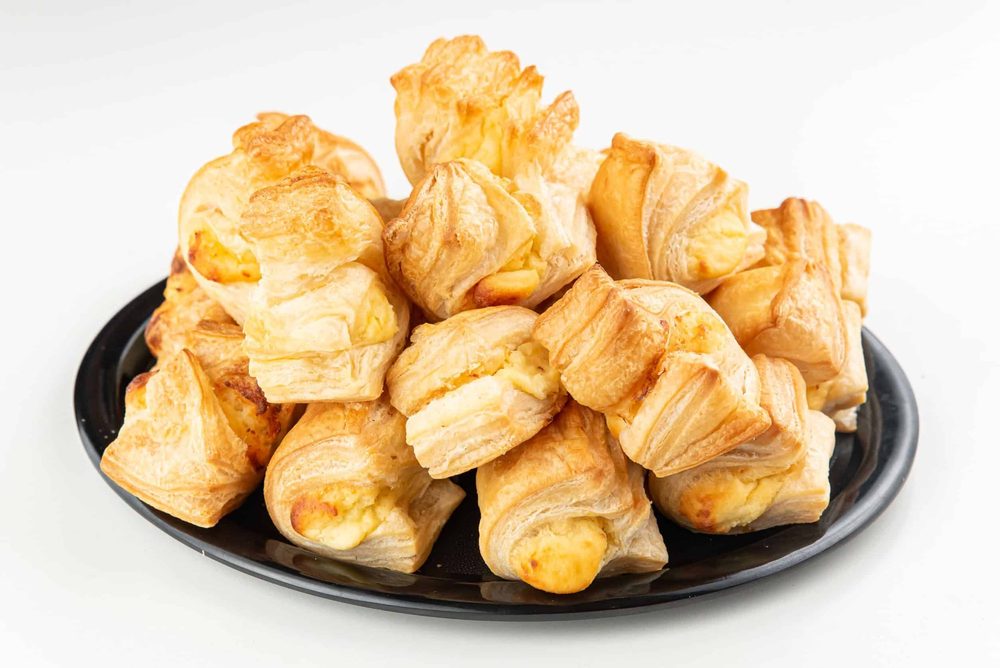 Platou cu pateuri și produse de patiserie de la Cofetăria Casandra
